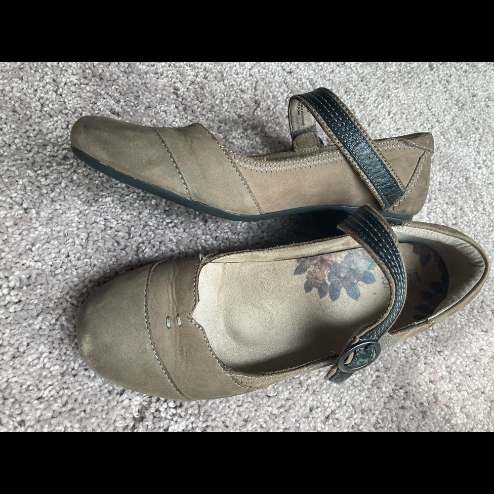 Taos Virtue Taupe Oiled Leather Heels Size 7.5